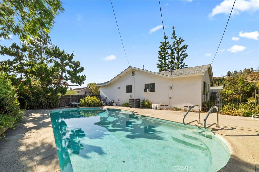 2306 La Sierra Way