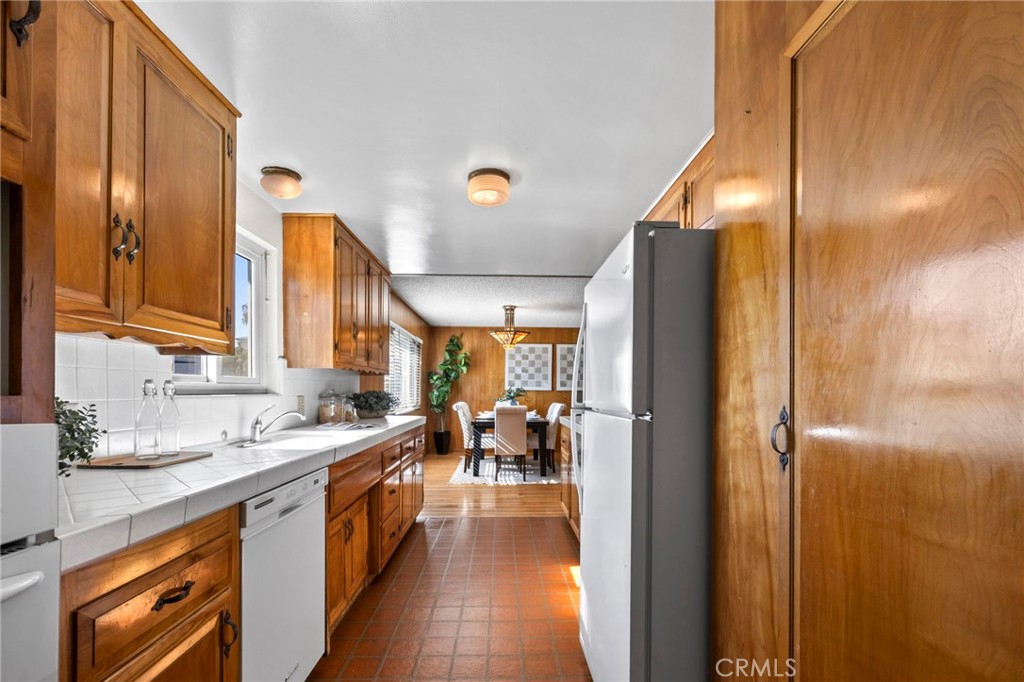 2306 La Sierra Way