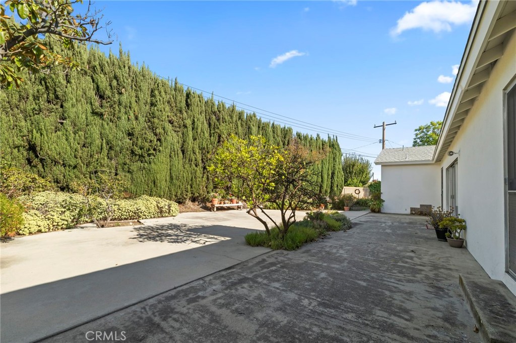 2306 La Sierra Way
