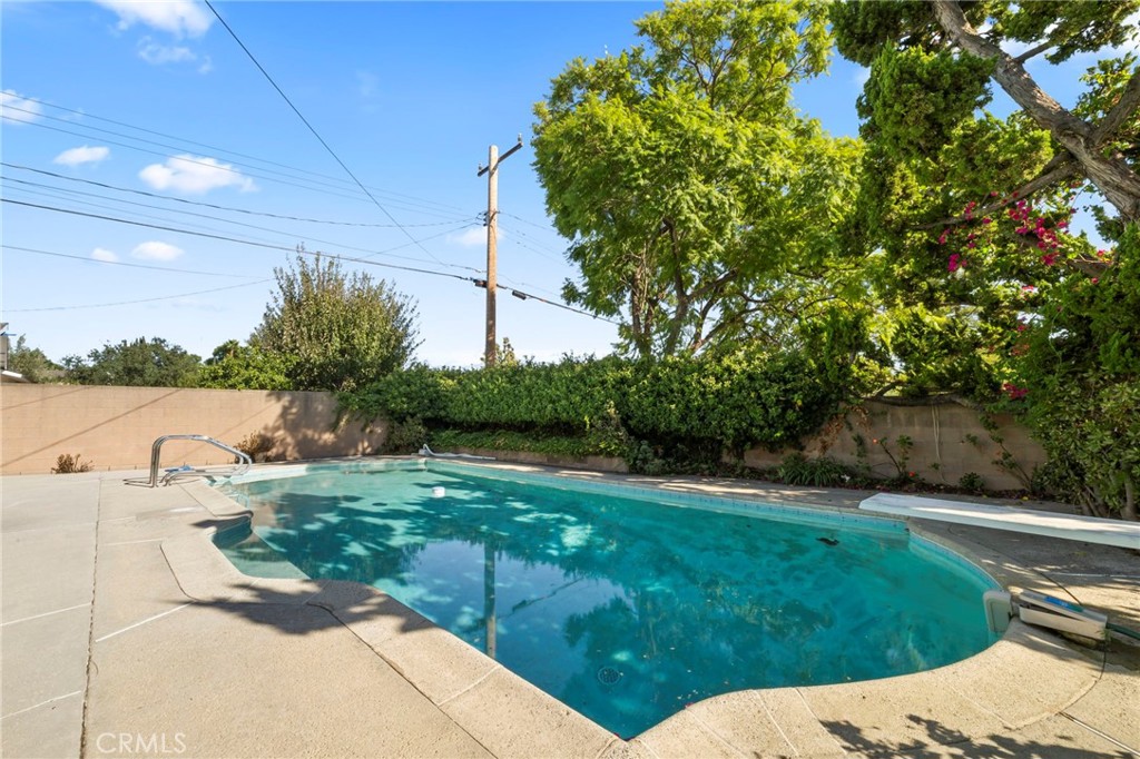 2306 La Sierra Way