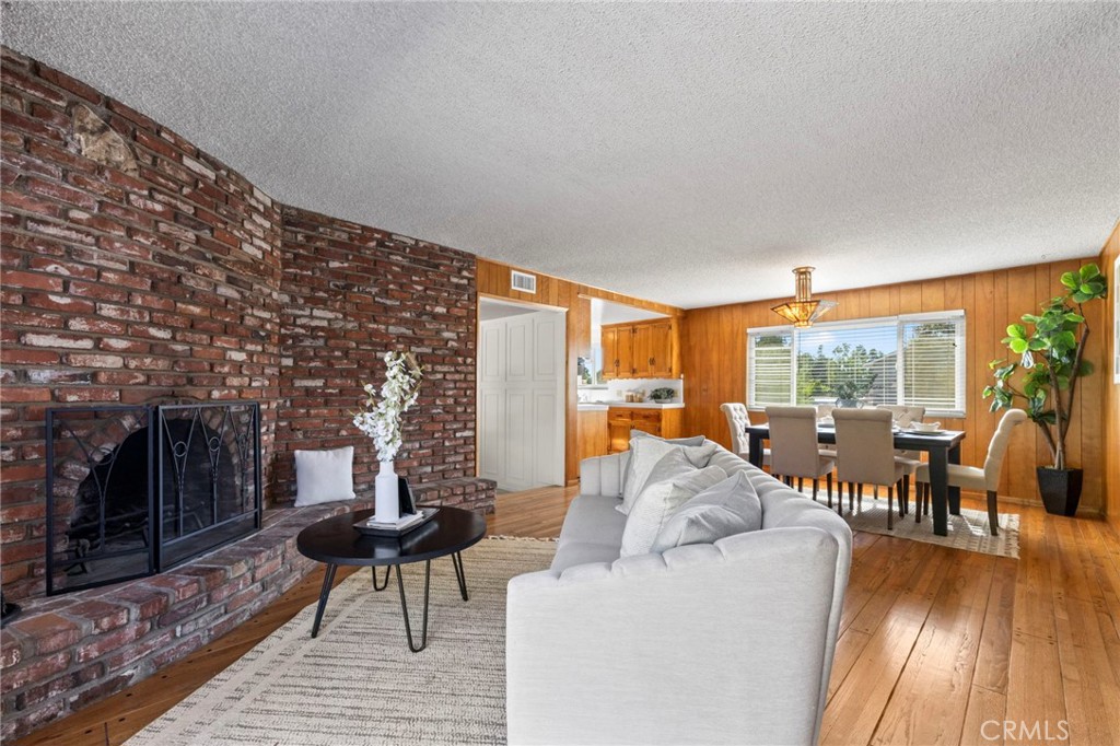 2306 La Sierra Way