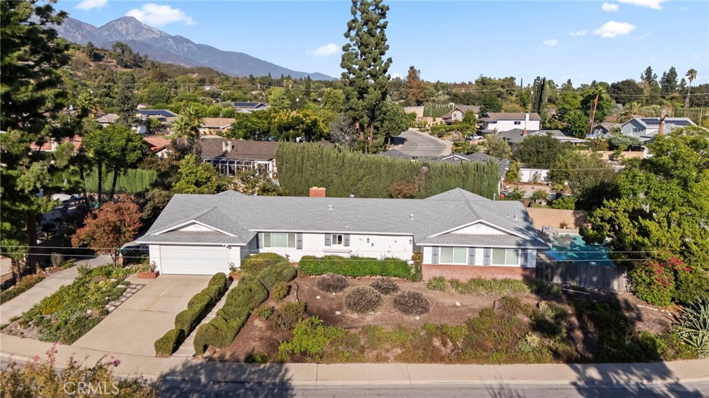 2306 La Sierra Way