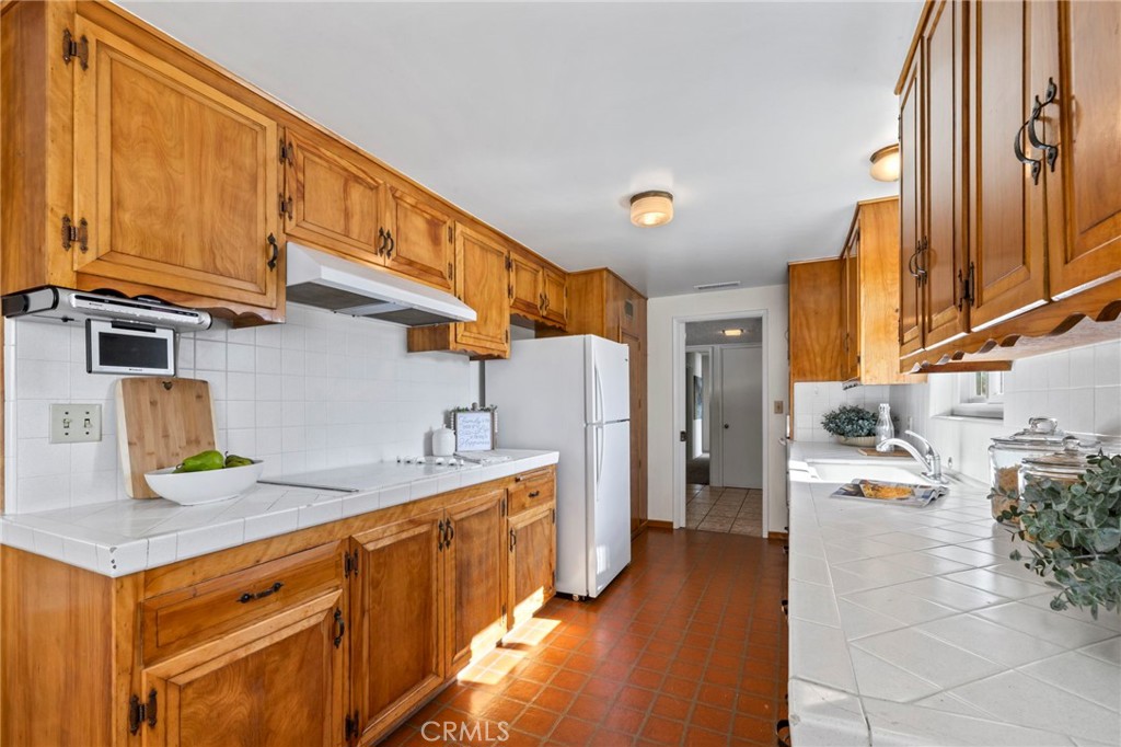 2306 La Sierra Way