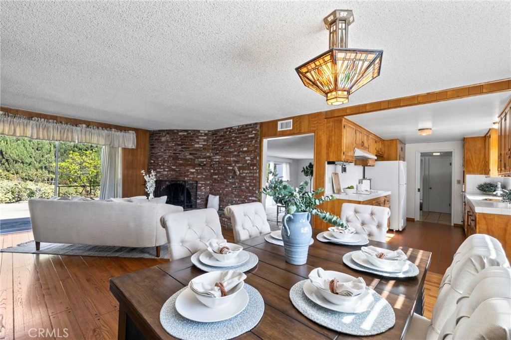 2306 La Sierra Way