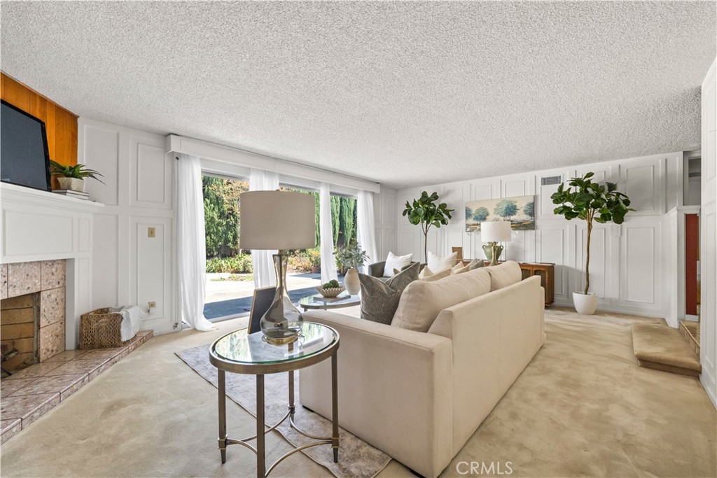 2306 La Sierra Way