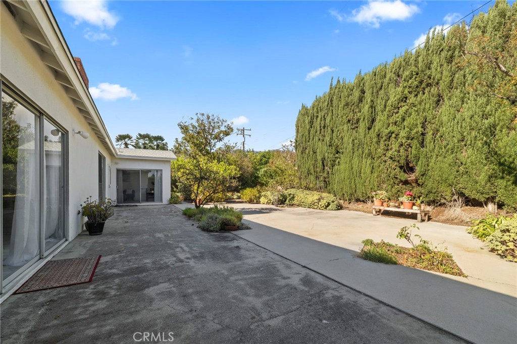 2306 La Sierra Way