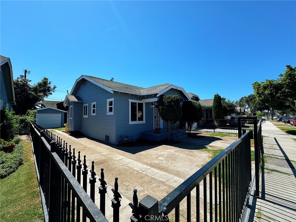 1538 W 64th Street
