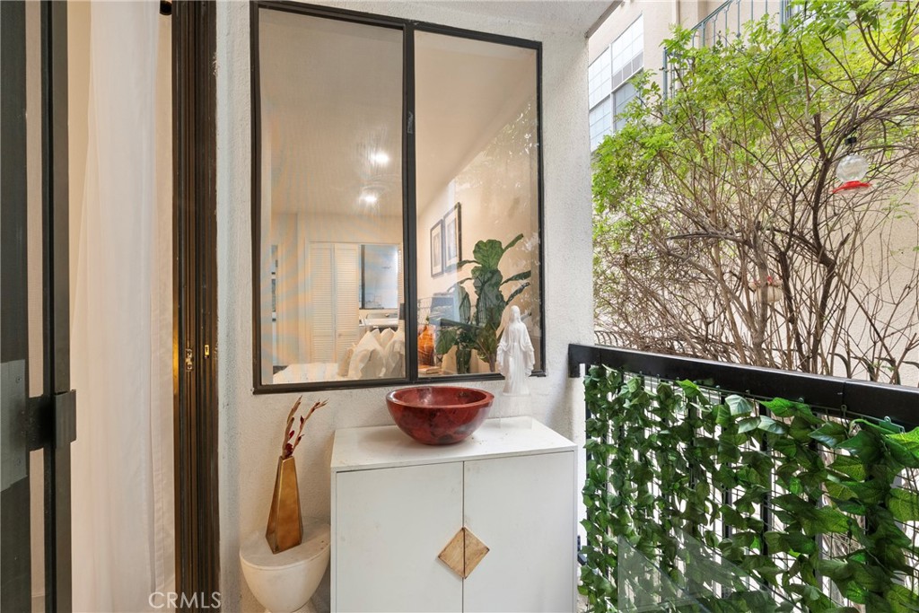 906 N Doheny 303