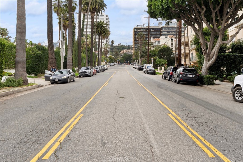 906 N Doheny 303