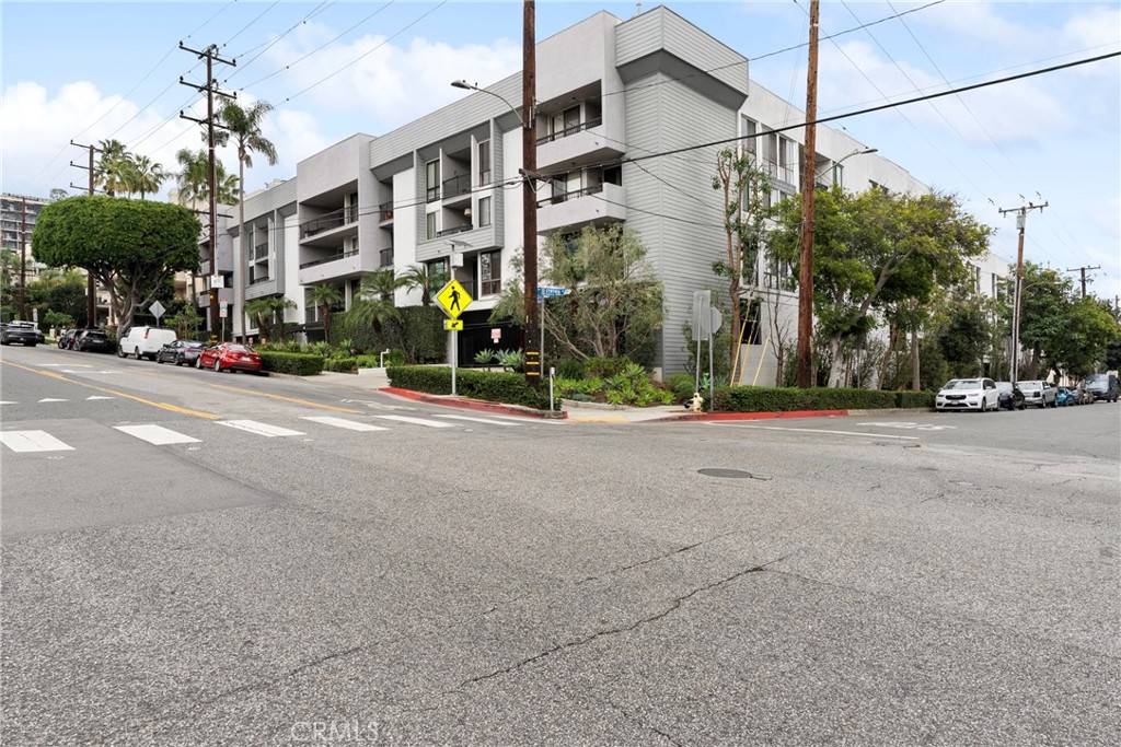 906 N Doheny 303