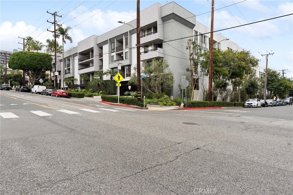 906 N Doheny 303