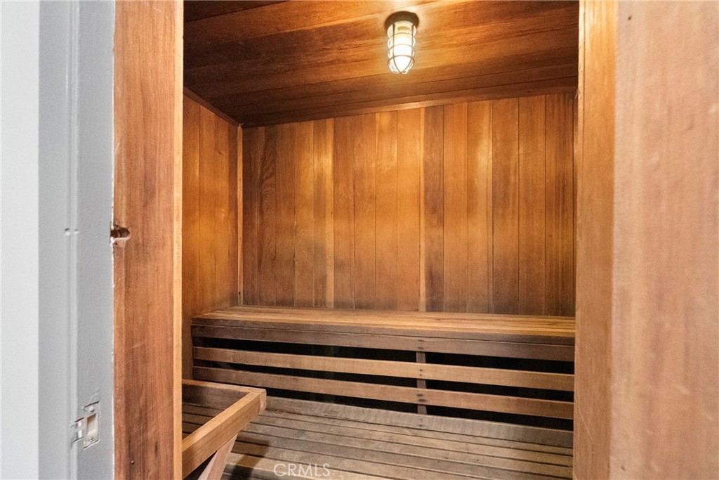 906 N Doheny 303