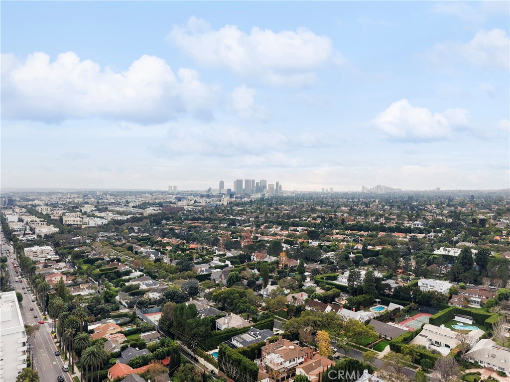 906 N Doheny 303
