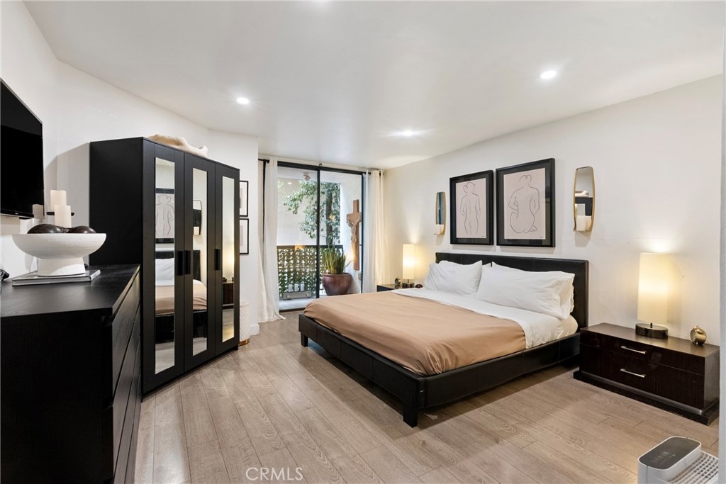 906 N Doheny 303