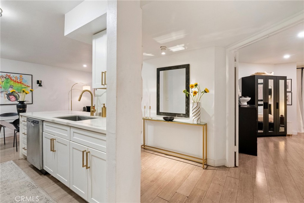 906 N Doheny 303