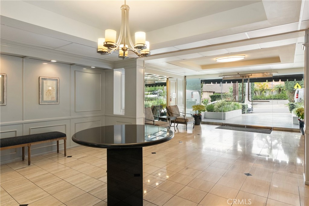 906 N Doheny 303