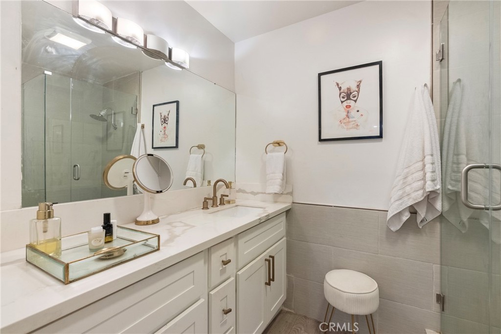 906 N Doheny 303