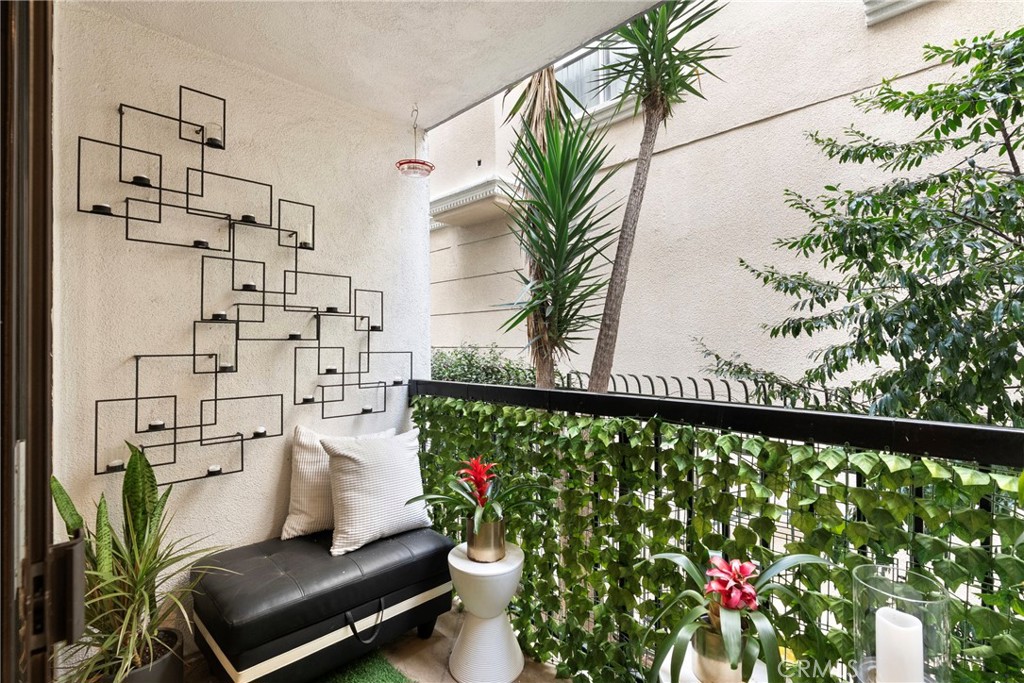 906 N Doheny 303
