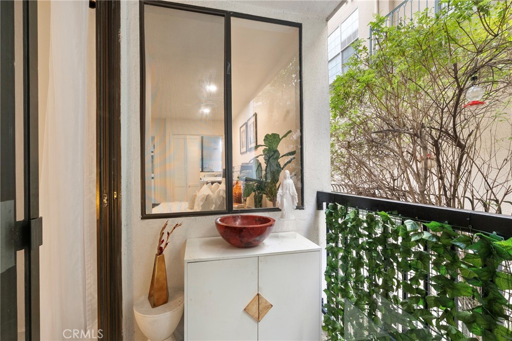 906 N Doheny 303