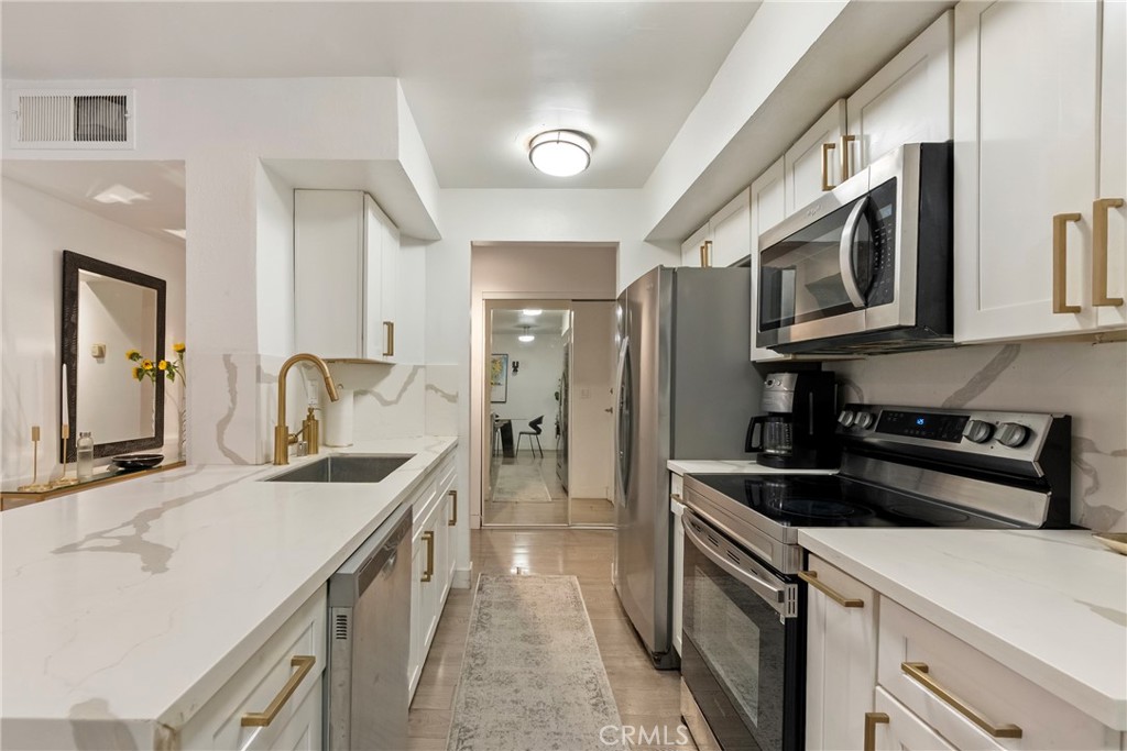 906 N Doheny 303