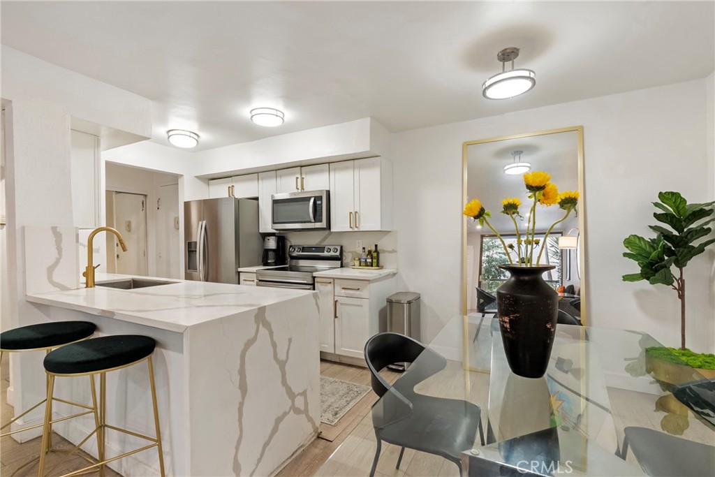 906 N Doheny 303