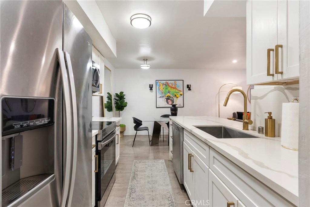 906 N Doheny 303