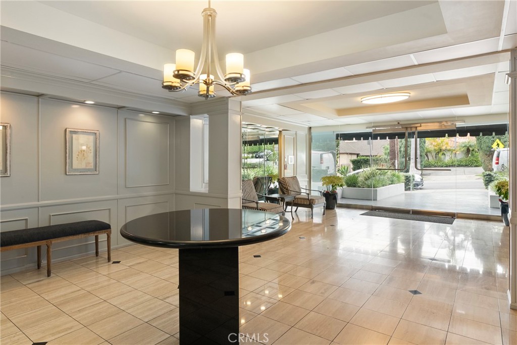 906 N Doheny 303