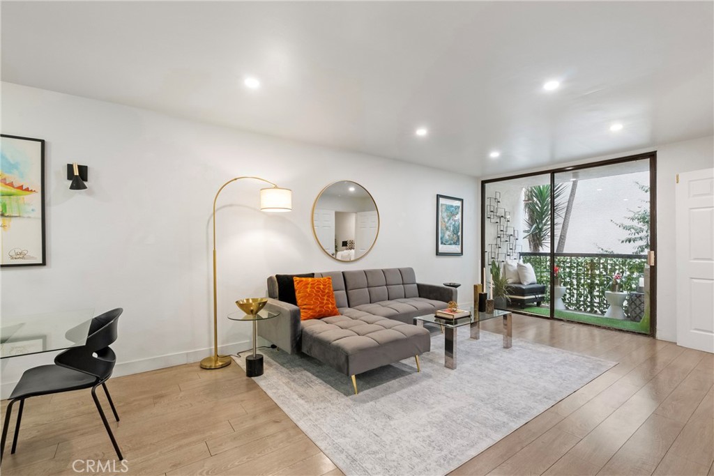 906 N Doheny 303
