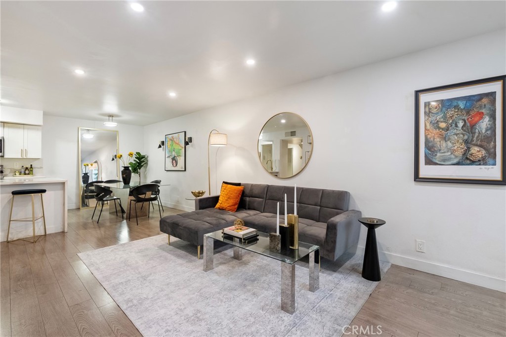 906 N Doheny 303