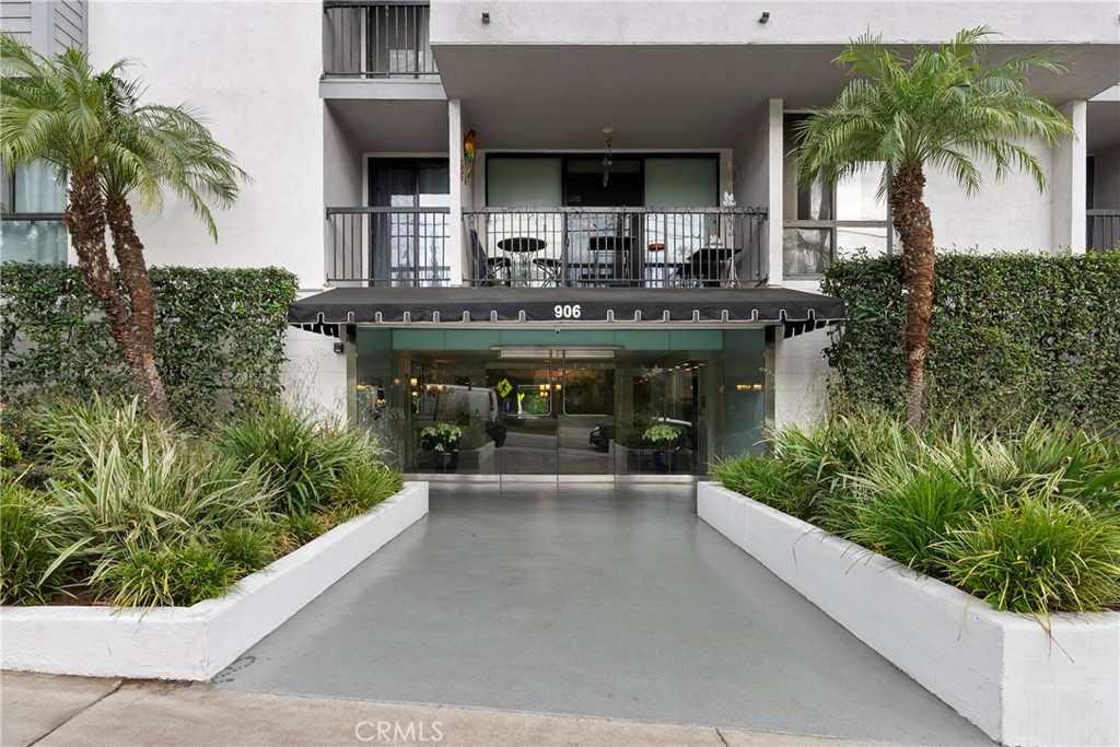 906 N Doheny 303