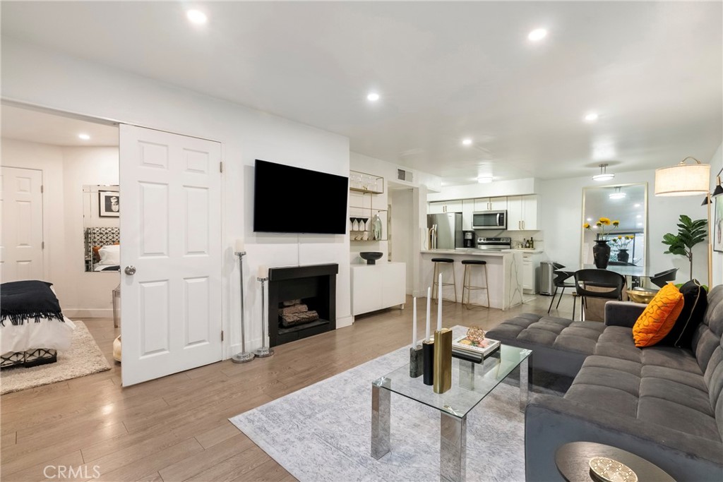 906 N Doheny 303