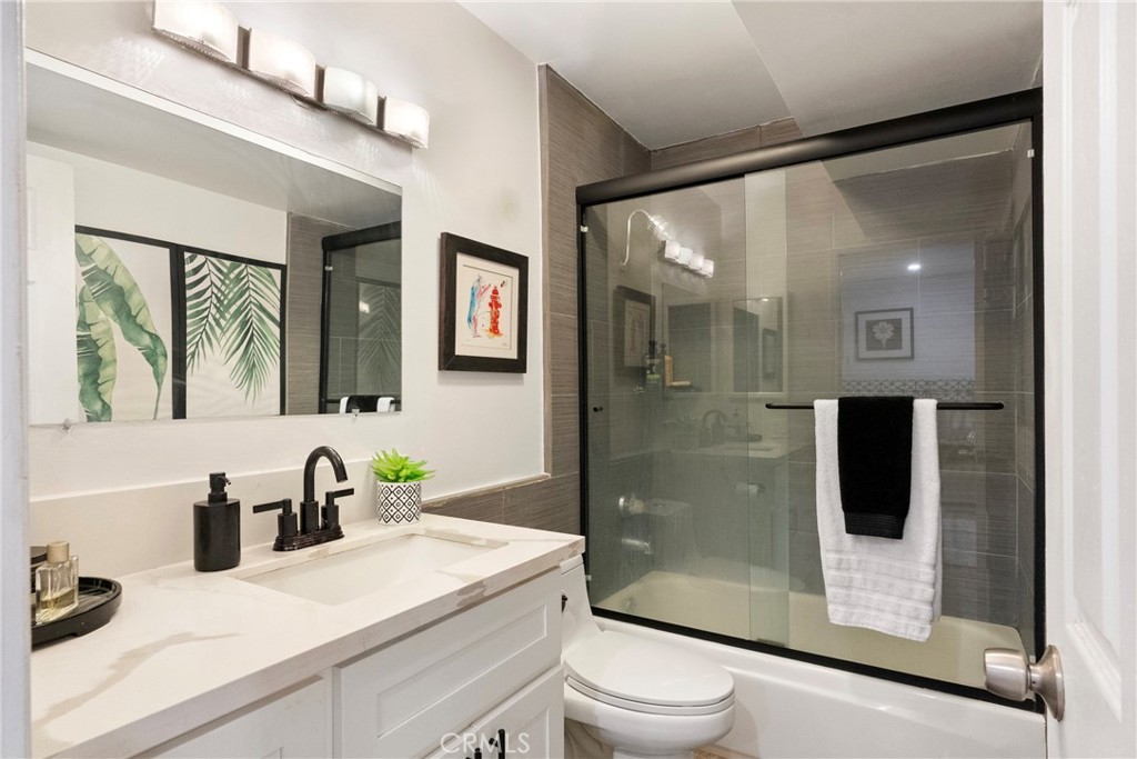 906 N Doheny 303