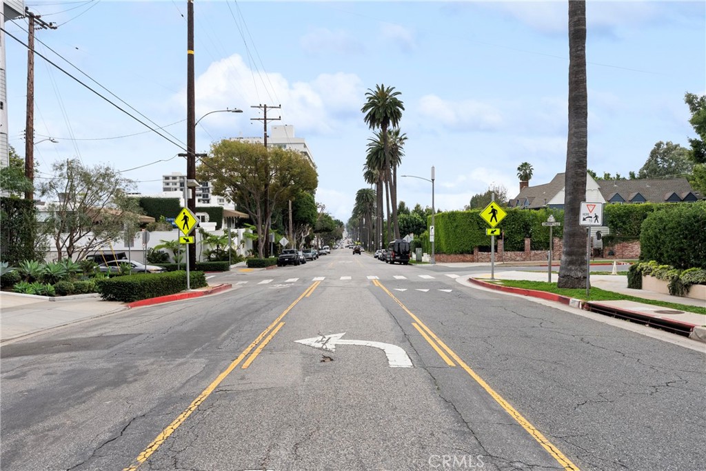 906 N Doheny 303