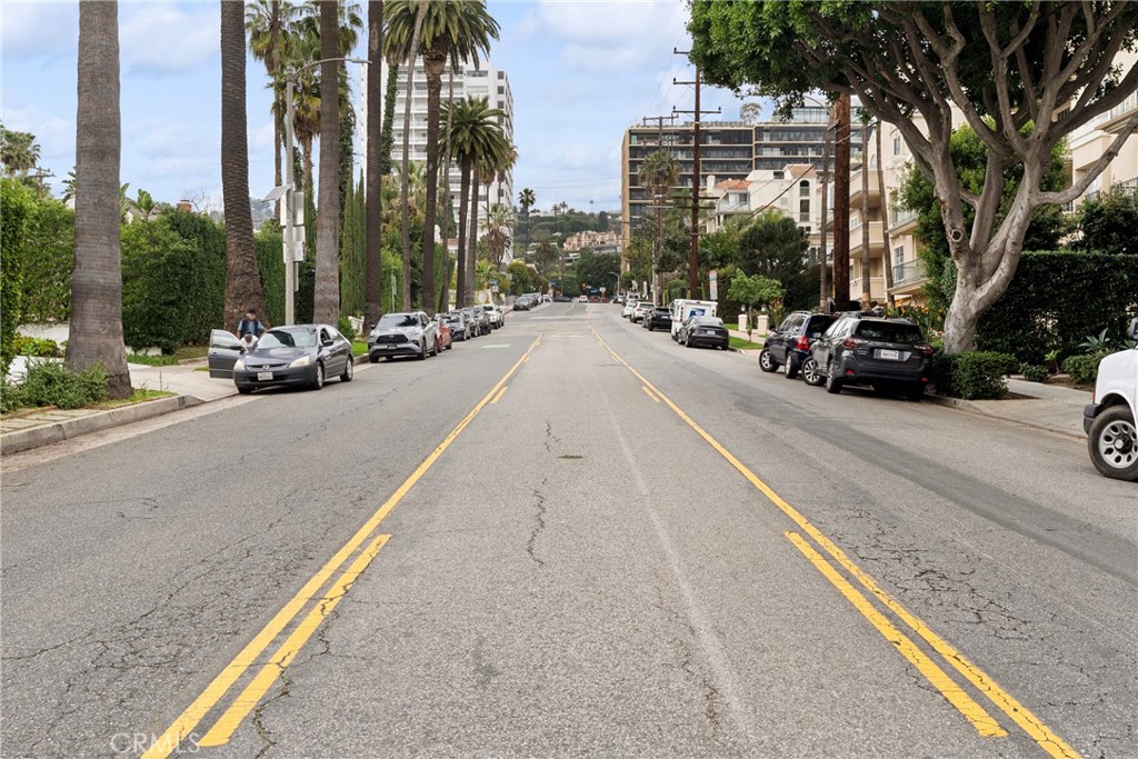 906 N Doheny 303
