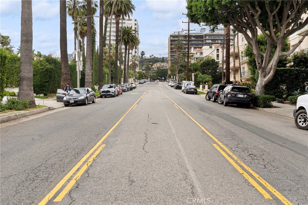 906 N Doheny 303