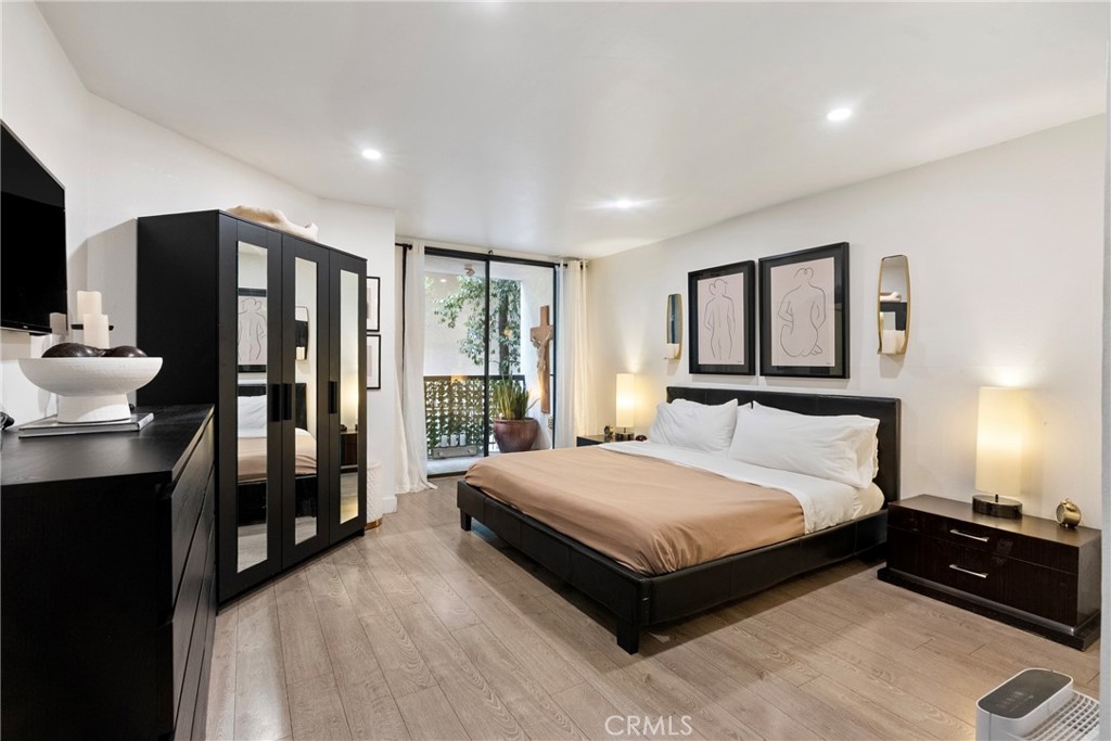 906 N Doheny 303