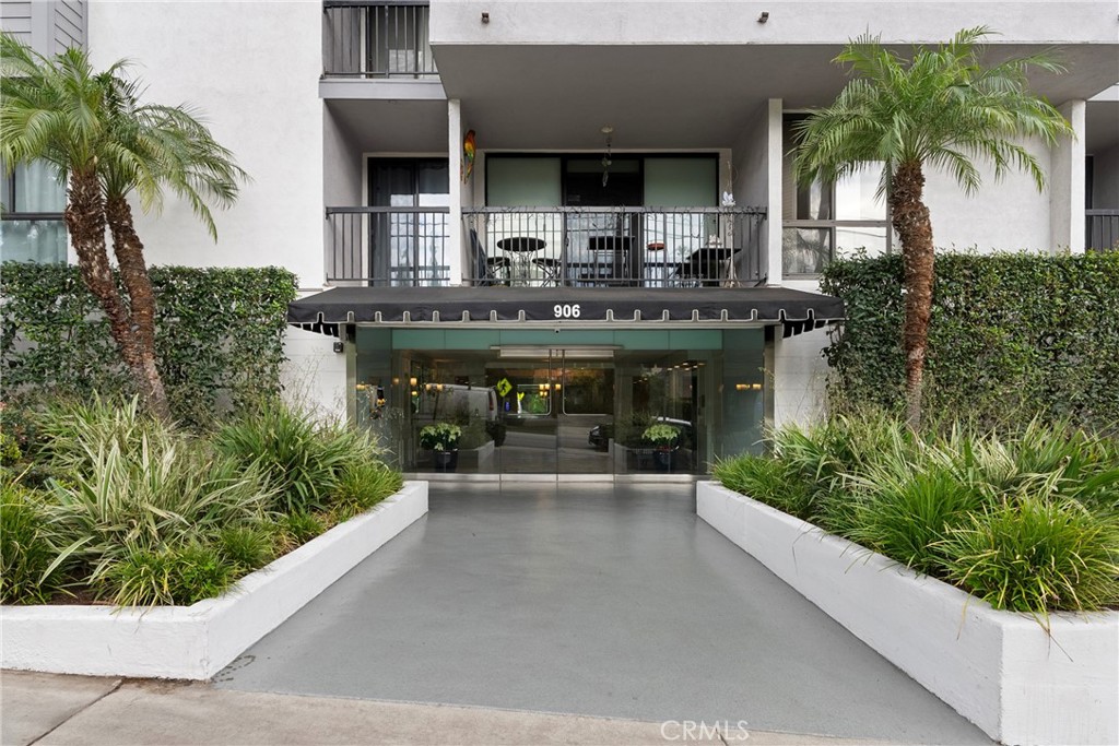 906 N Doheny 303