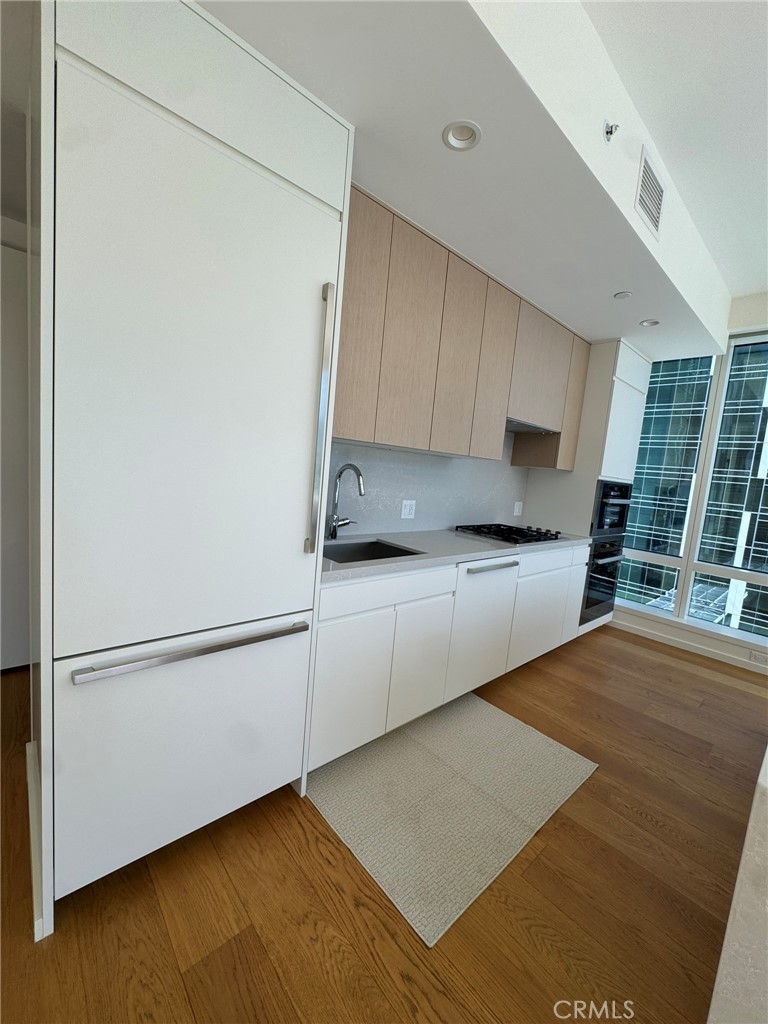 877 Francisco Street 1606