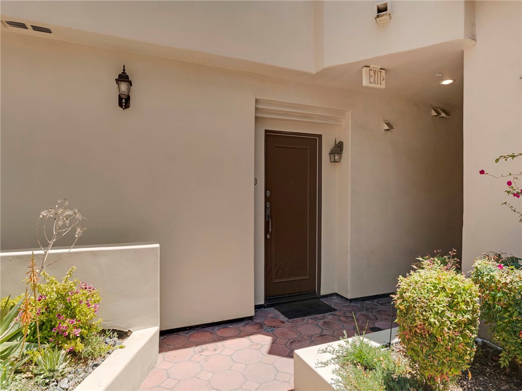 5753 White Oak Avenue 3