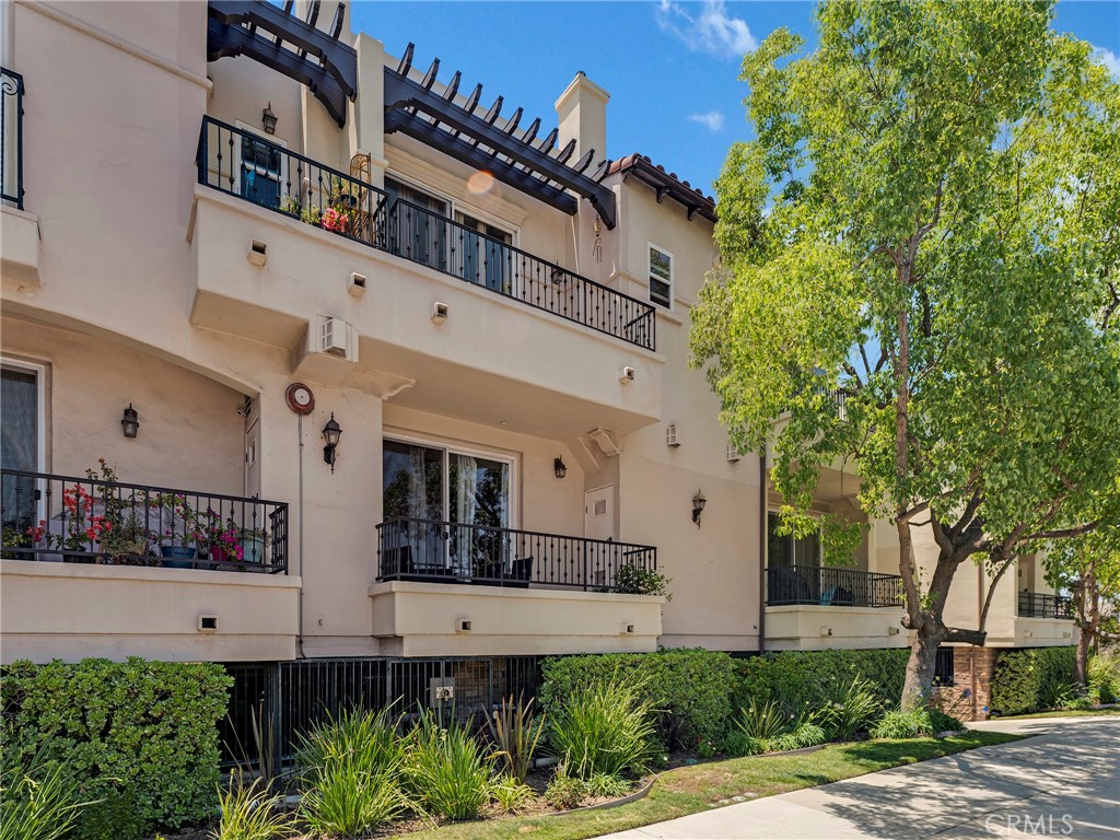 5753 White Oak Avenue 3