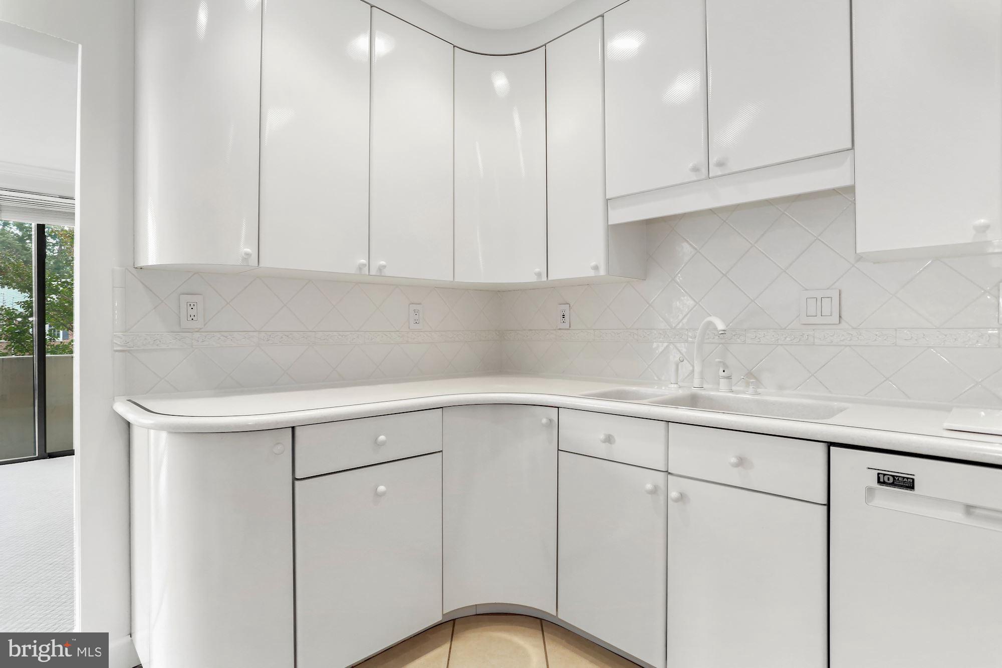 4141 N Henderson Rd #123