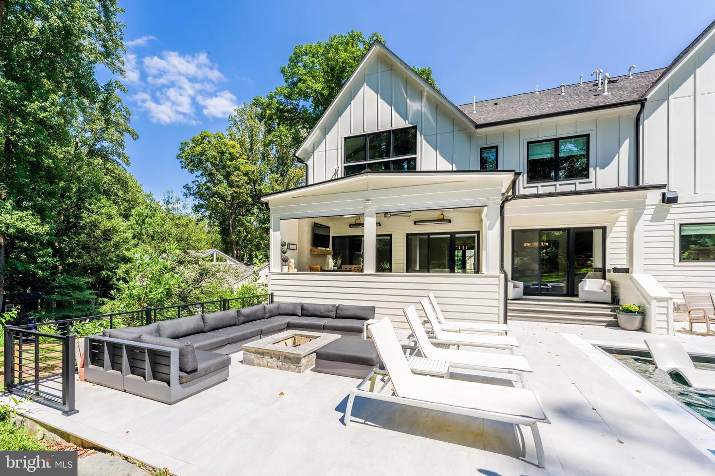 1544 Forest Villa Ln