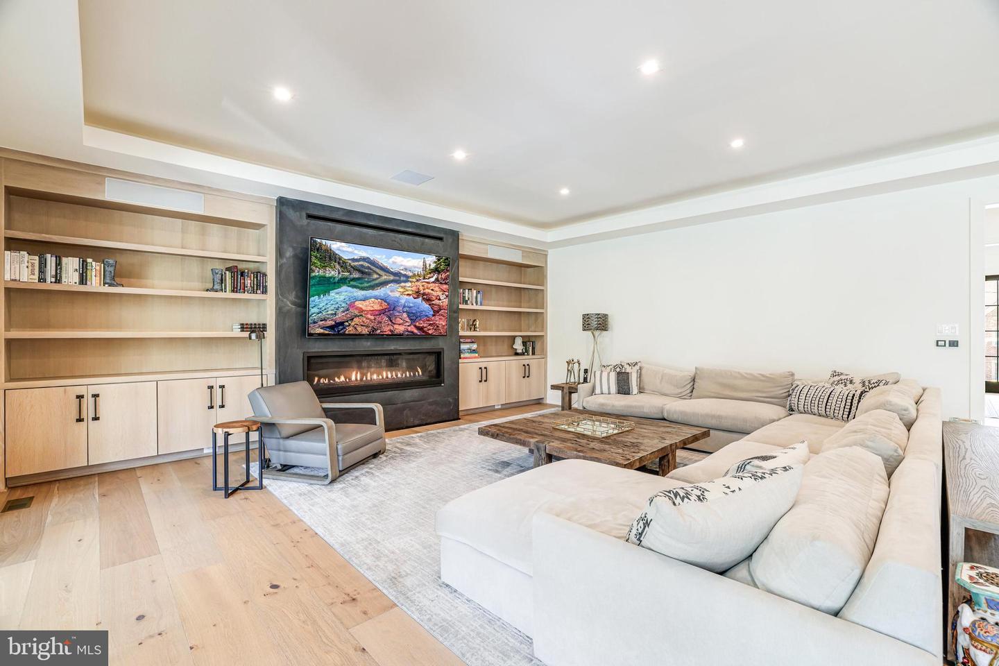 1544 Forest Villa Ln