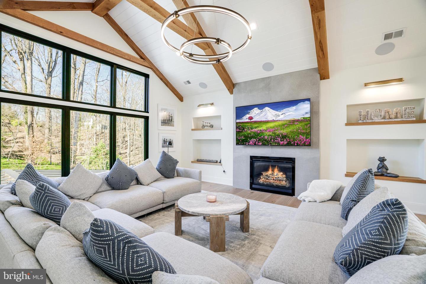 1544 Forest Villa Ln