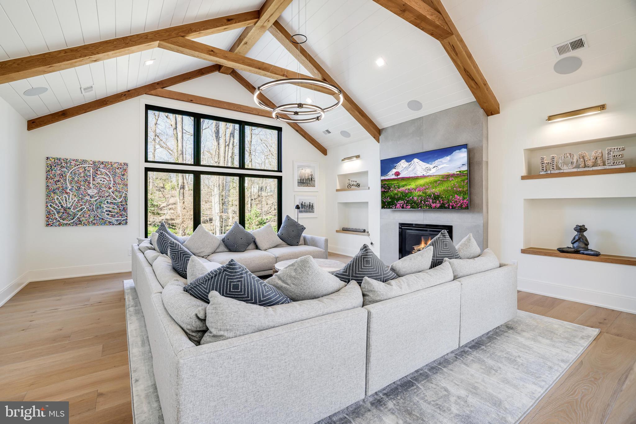 1544 Forest Villa Ln