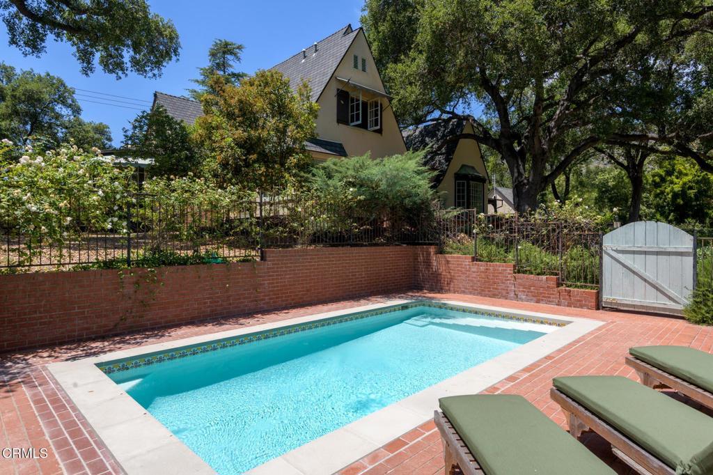 1104 Foothill Road