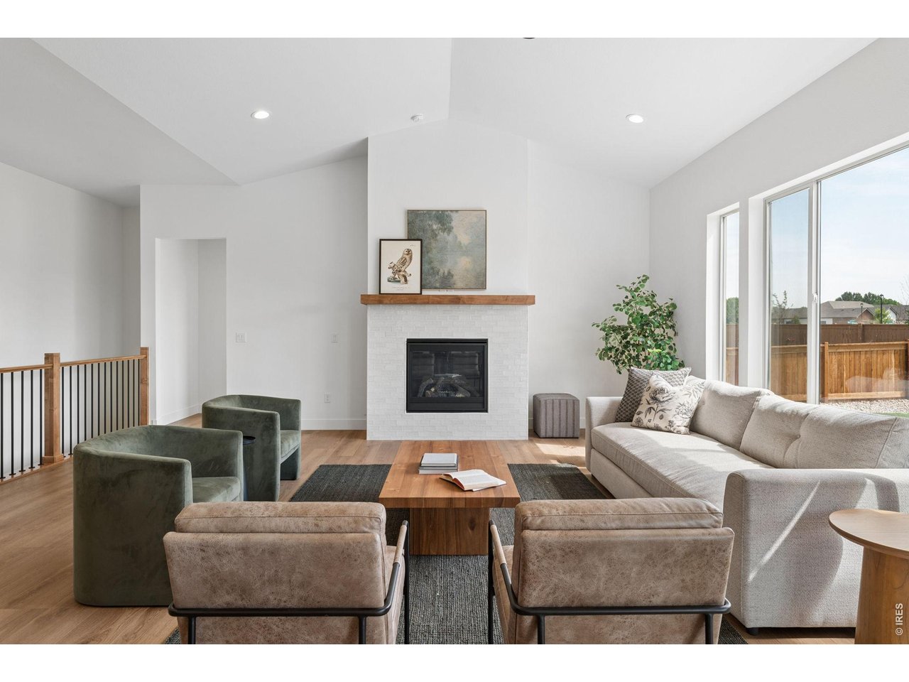 1405 S Gardenia Dr