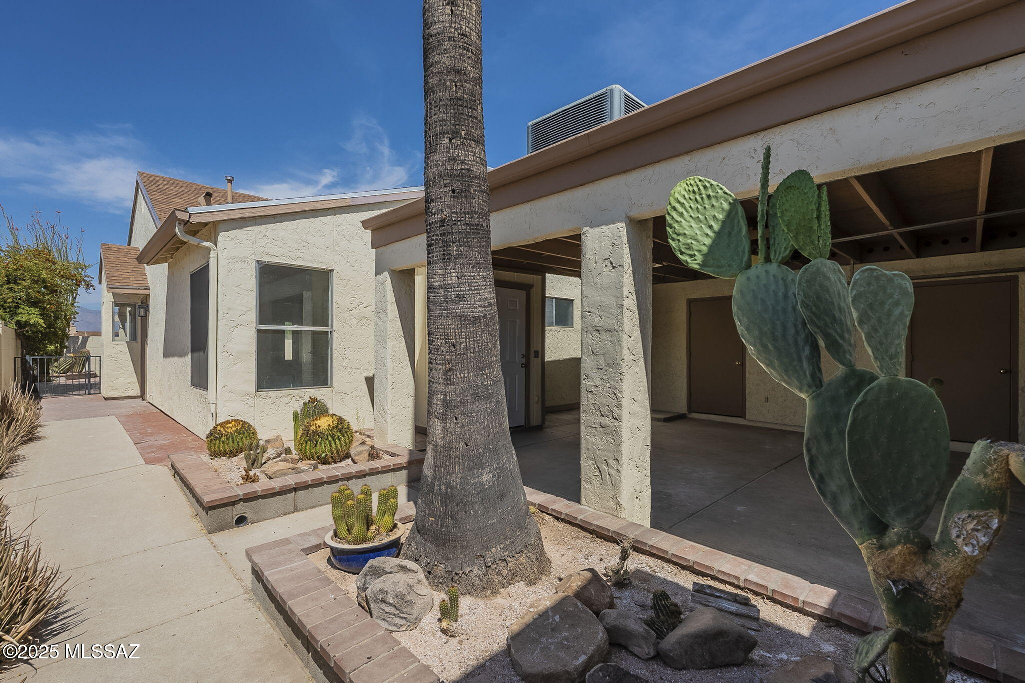 2762 W cattail Place