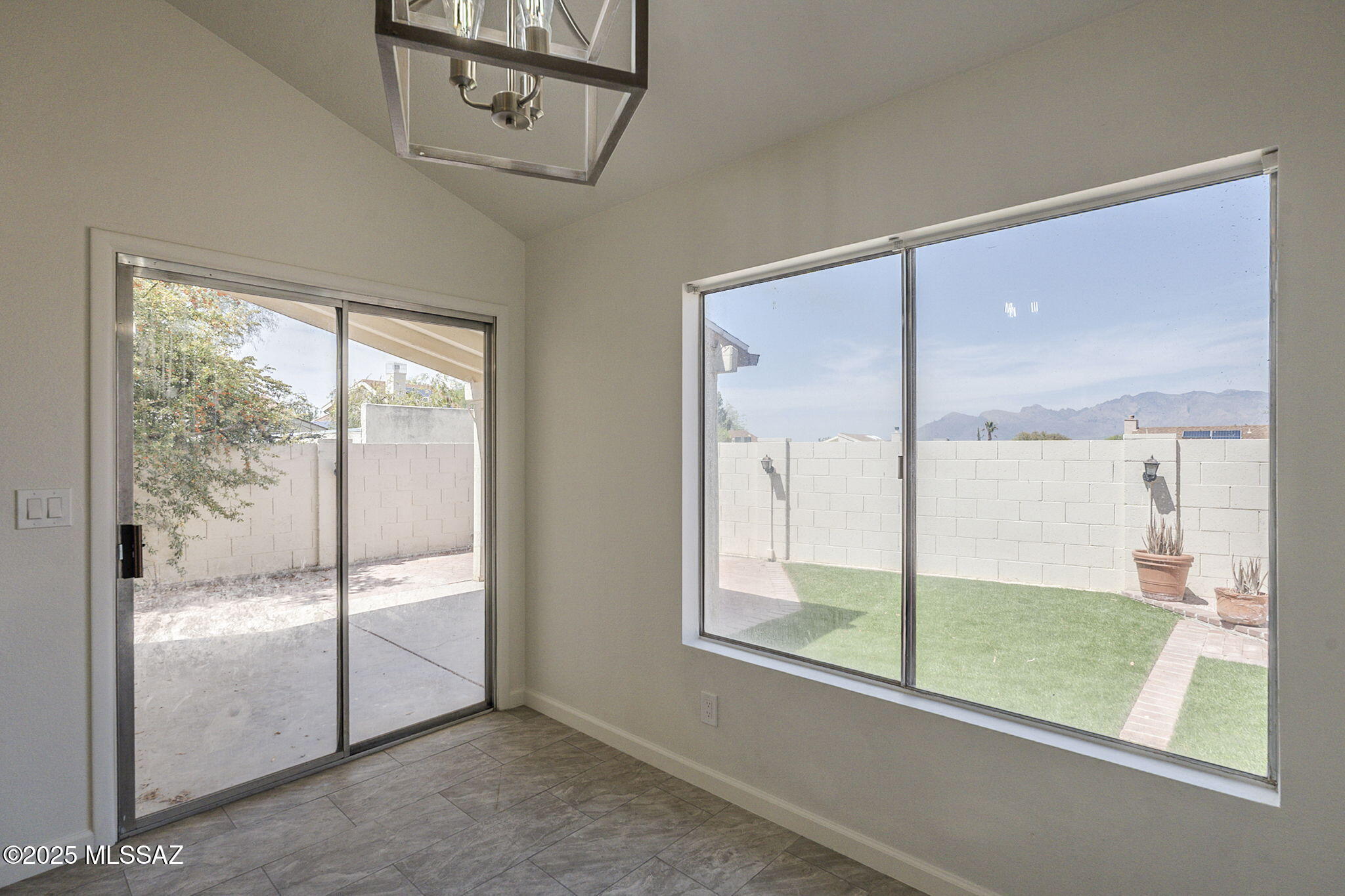 2762 W cattail Place