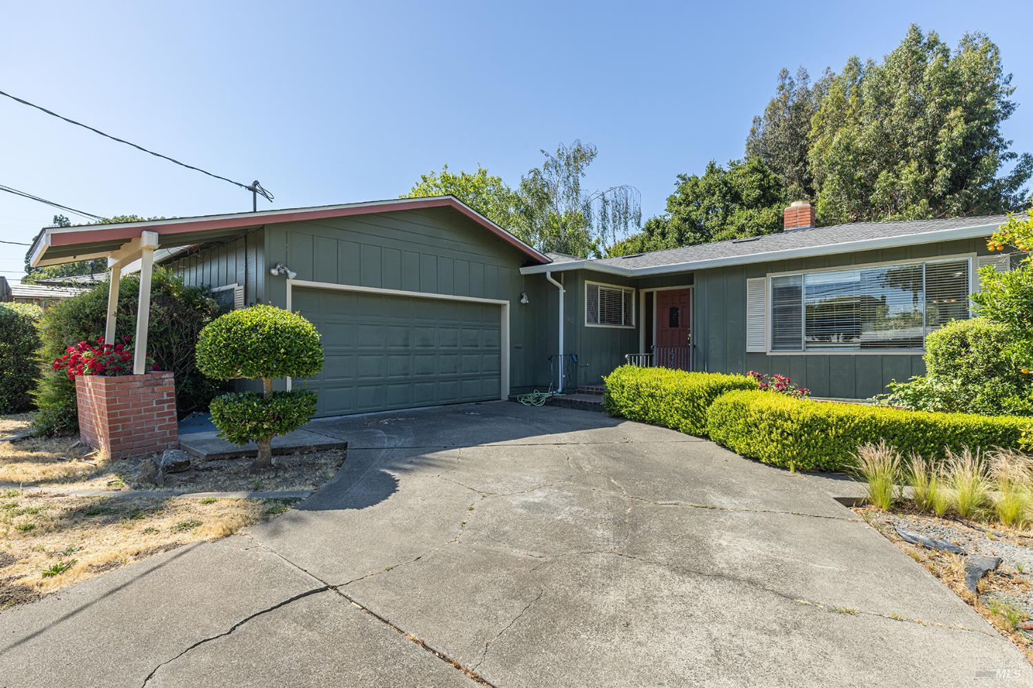 1021 Country Club Dr